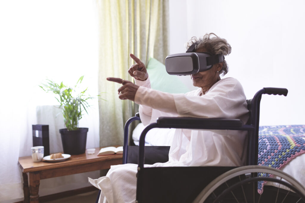 En äldre kvinna i rullstol använder VR-glasögon