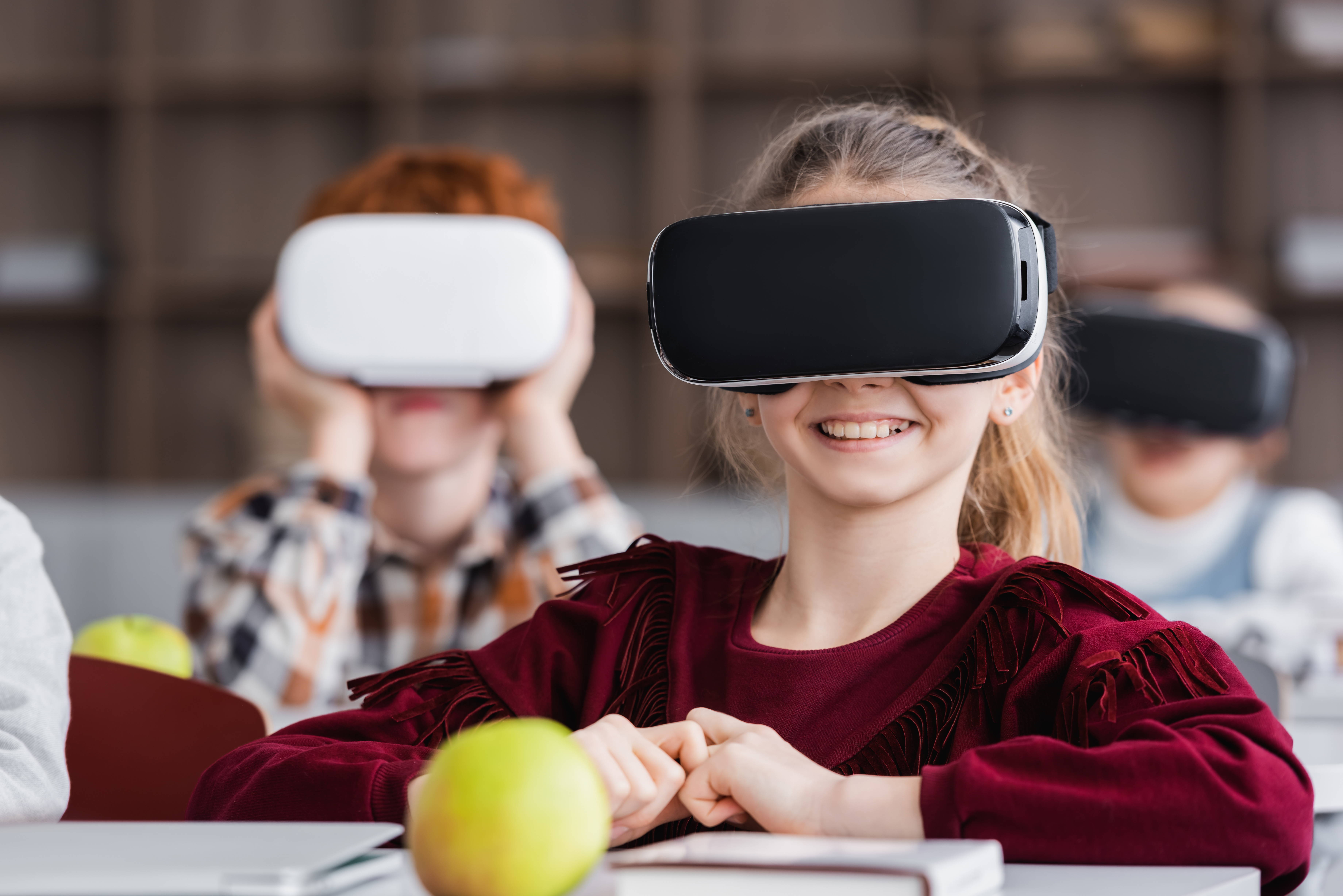 En tjej och hennes klasskamrater har språkinlärning med VR
