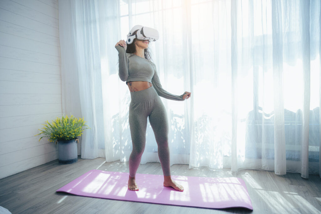 En kvinna gör yoga med VR