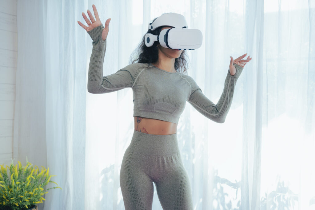 En kvinna gör yoga med VR