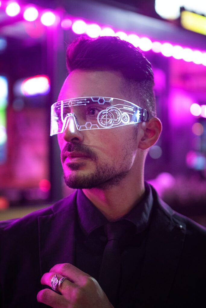 en man som bär futuristiska vr-glasögon