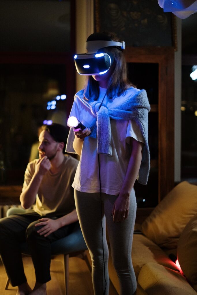 Ett par spelar spel med VR-glasögon