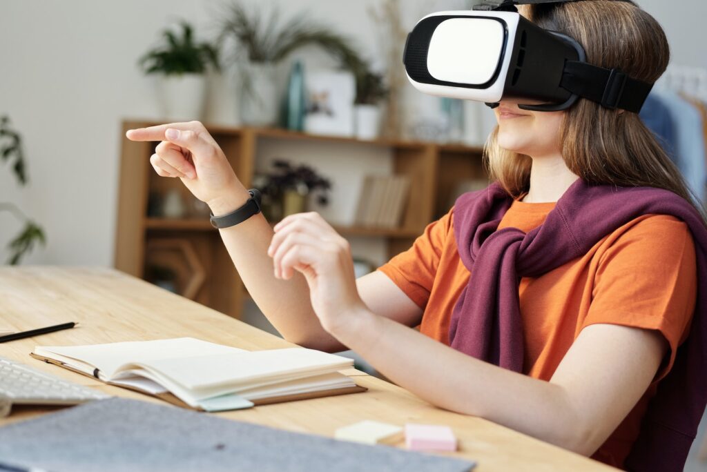en kvinnlig student använder VR inom utbildning