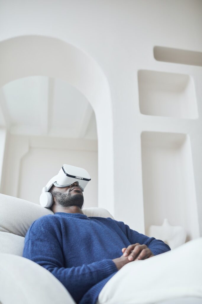Man i blå tröja tittar på en film med VR-glasögon