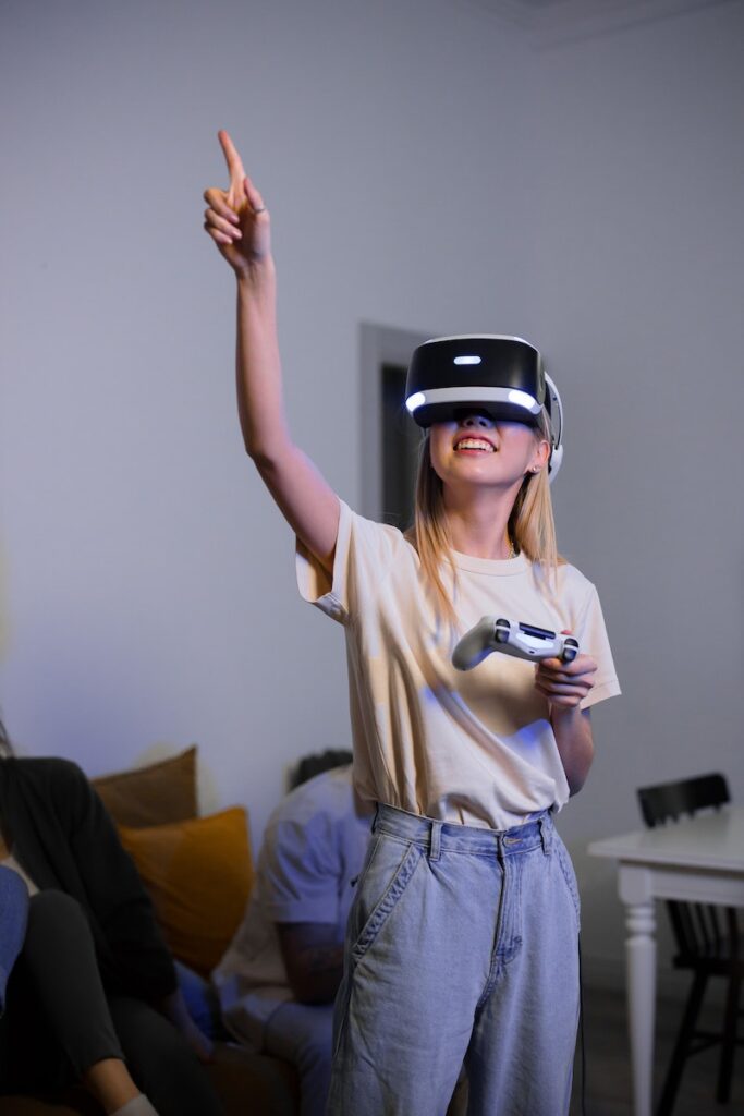En tjej spelar med VR-glasögon