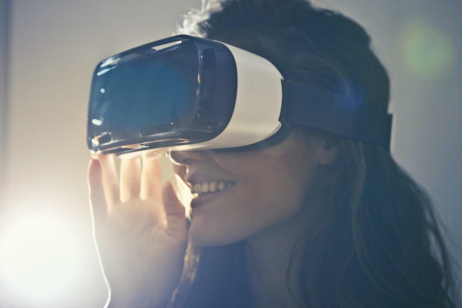 Kvinna använder vita VR-glasögon