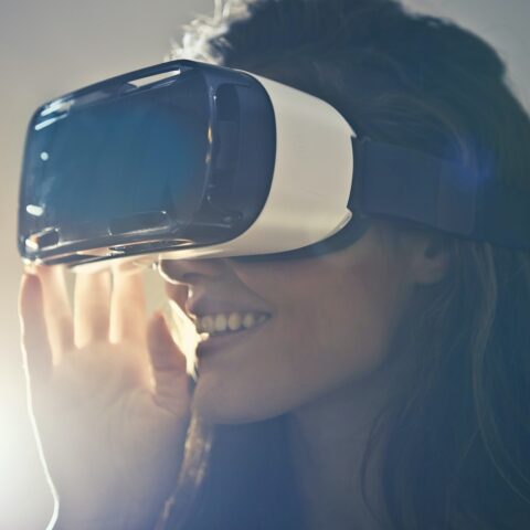 Kvinna använder vita VR-glasögon