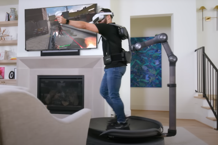 En man som använder Virtuix Omni One