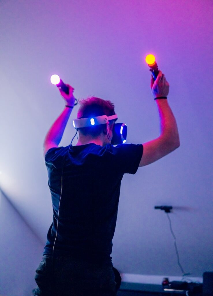 En man som spelar med VR-glasögon